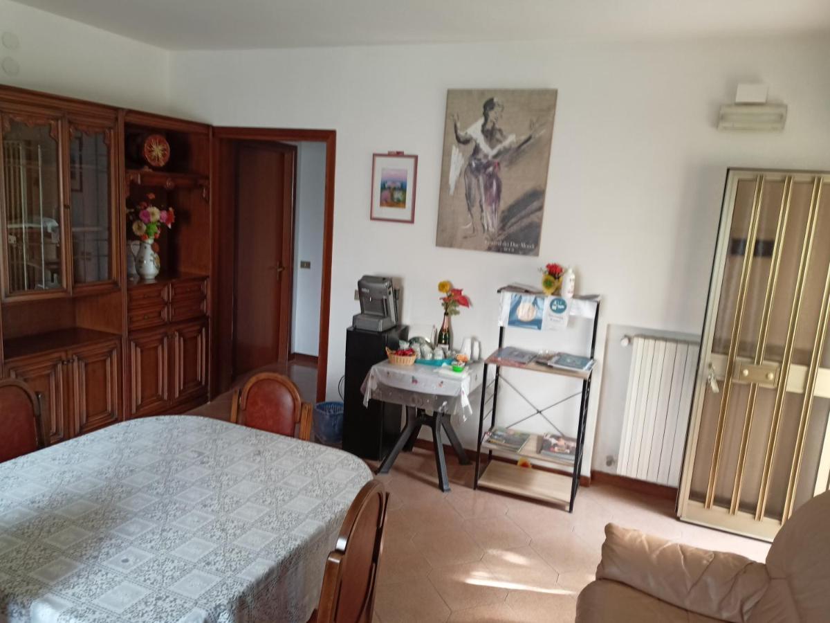 Da Angela - Camere Con Bagno Privato A Foligno Vicino Al Centro מראה חיצוני תמונה