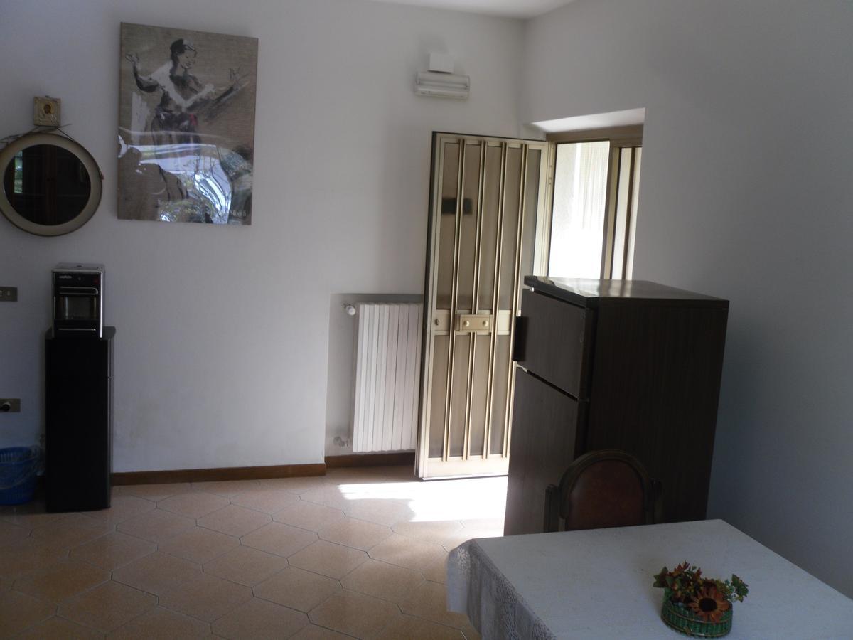 Da Angela - Camere Con Bagno Privato A Foligno Vicino Al Centro מראה חיצוני תמונה